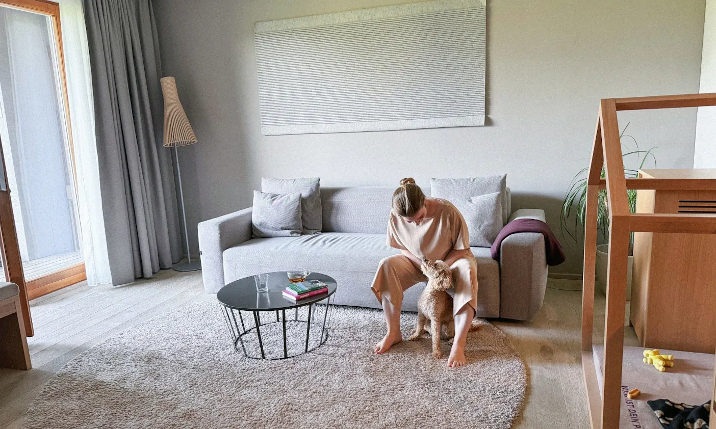 Hund mit Frau in der Wow Suite des Hotels Wasnerin in Österreich