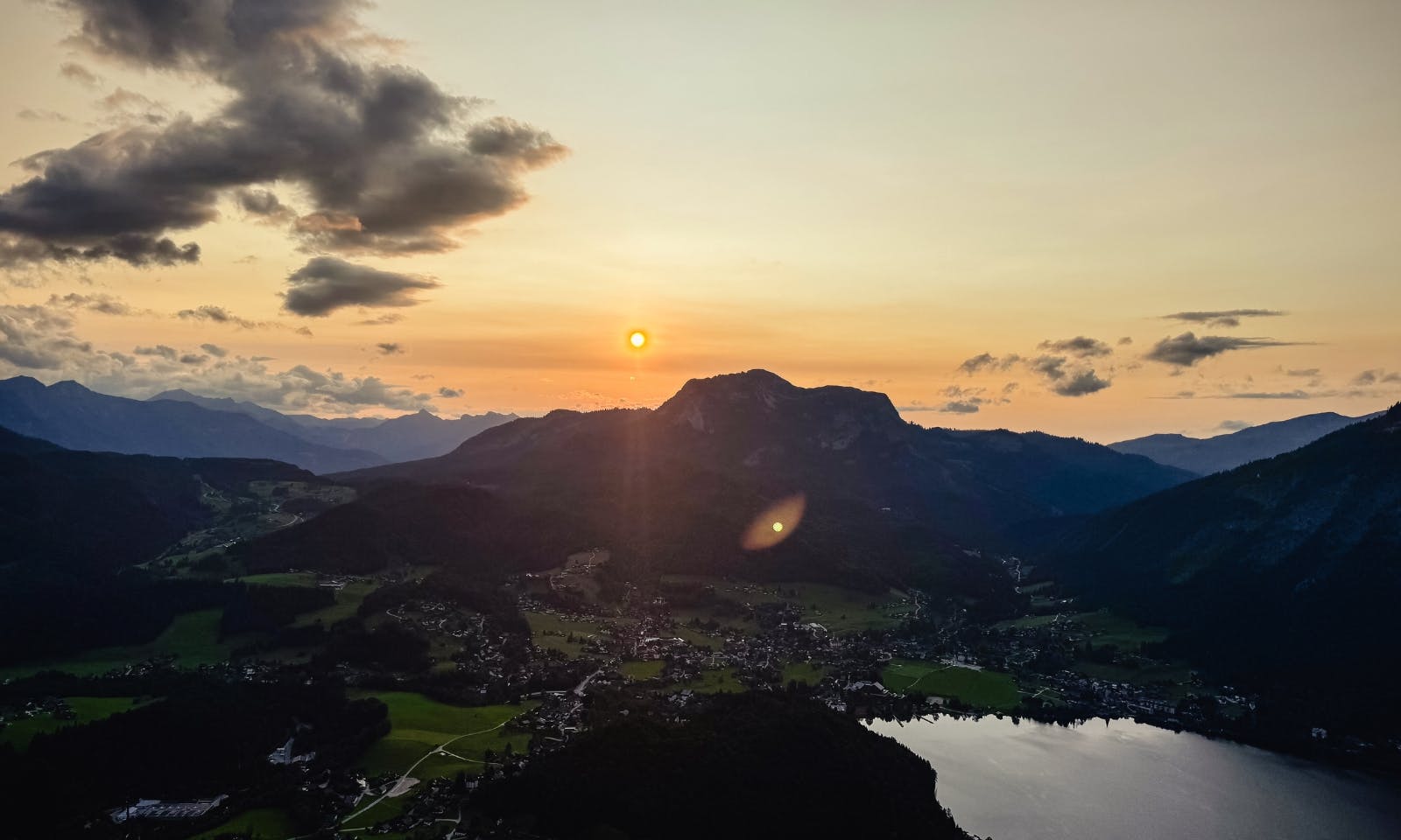 Panorama-Ausblick vom Aussichtsturm auf Dachstein und Seen