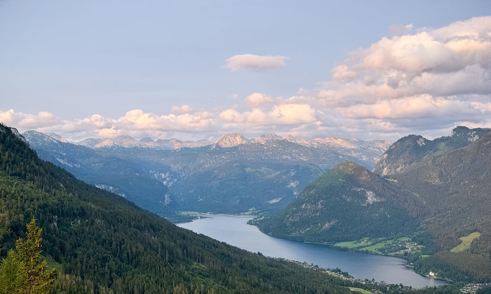 Panorama-Ausblick vom Aussichtsturm auf Dachstein und Seen