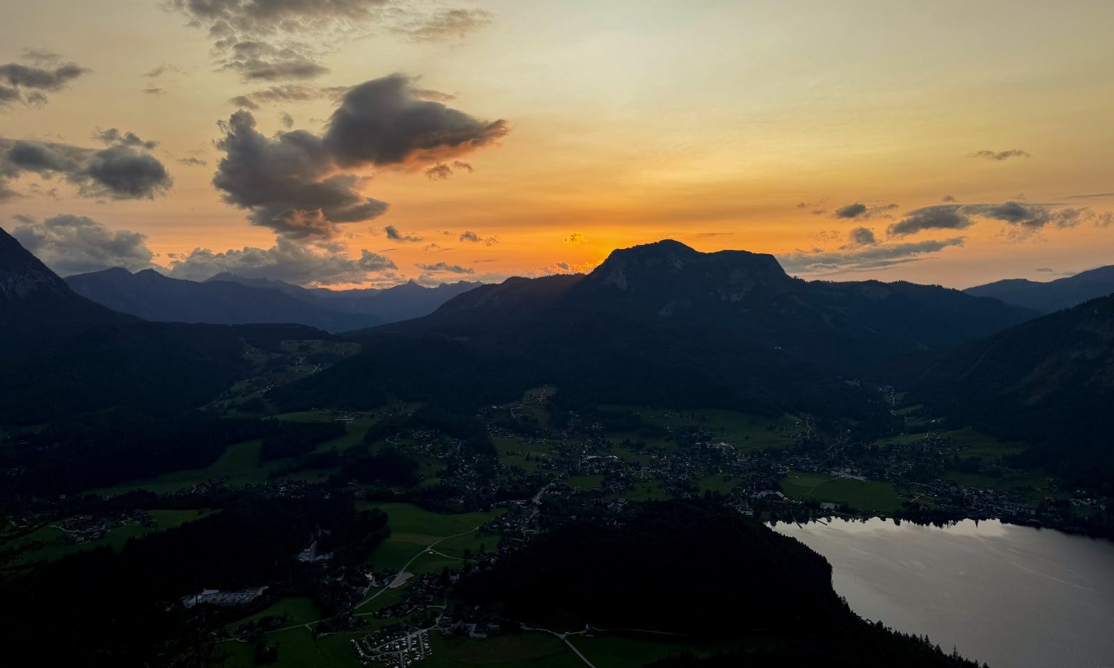 Panorama-Ausblick vom Aussichtsturm auf Dachstein und Seen