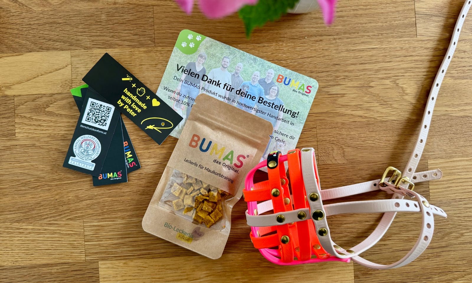 Bumas Maulkorb, Kekse und eine Dankeskarte