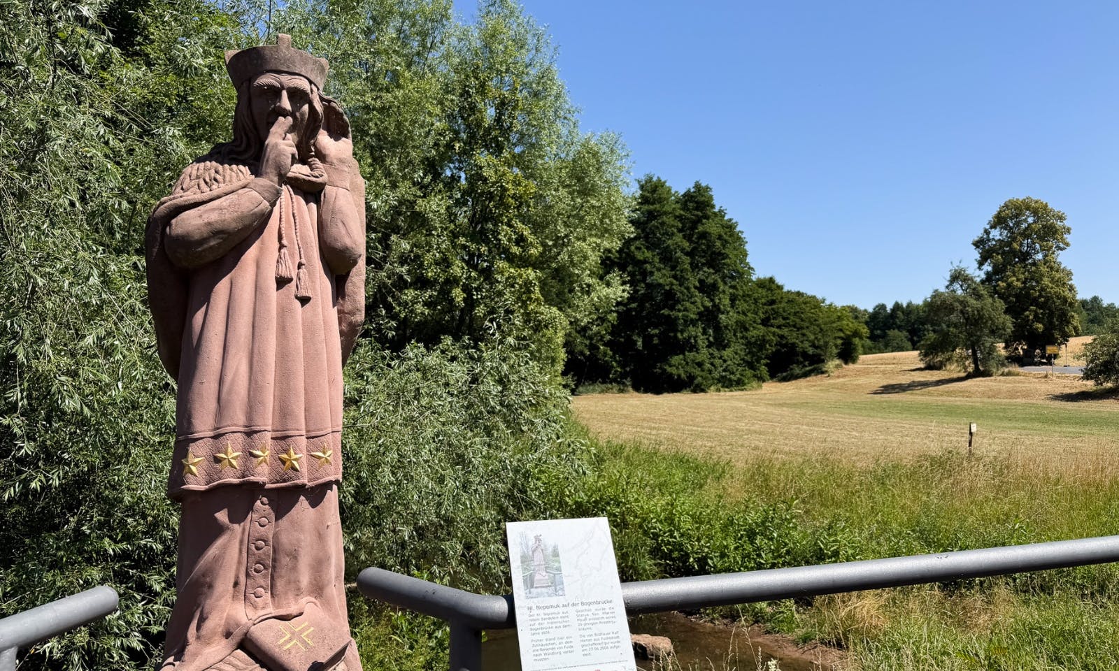 Eine Statue in Rhön