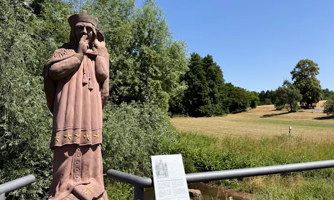 Eine Statue in Rhön
