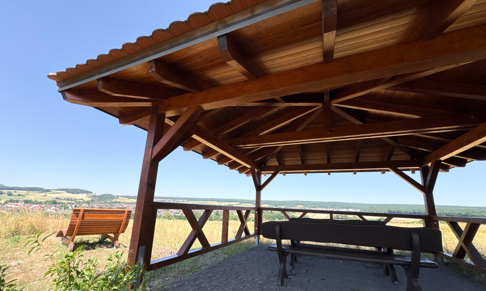 Ein überdachter Essplatz am Waldrand in Rhön