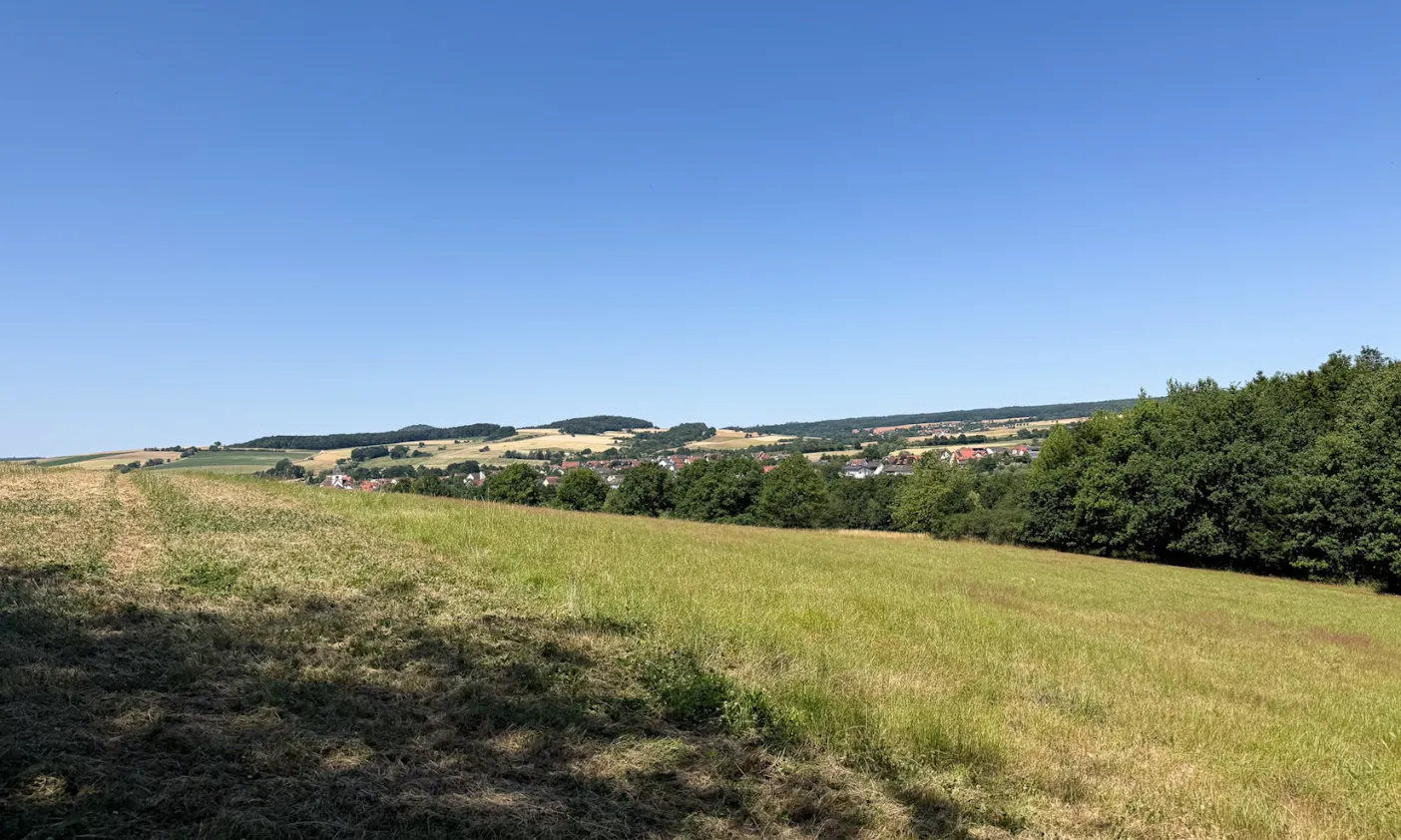 Ein großes grünes Feld in Rhön
