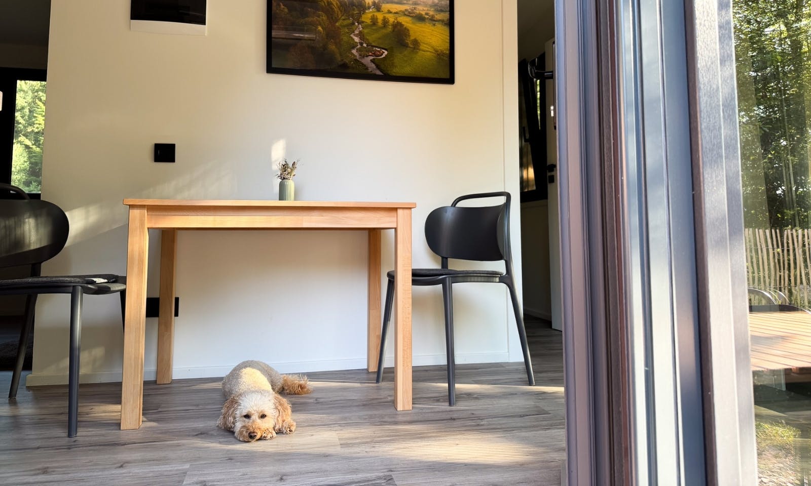 Hund liegt unter dem Esstisch im DOGGIA Tiny House