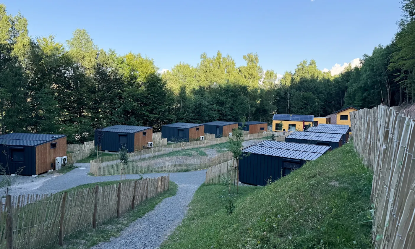 Blick von einem Hügel auf die DOGGIA Tiny Houses