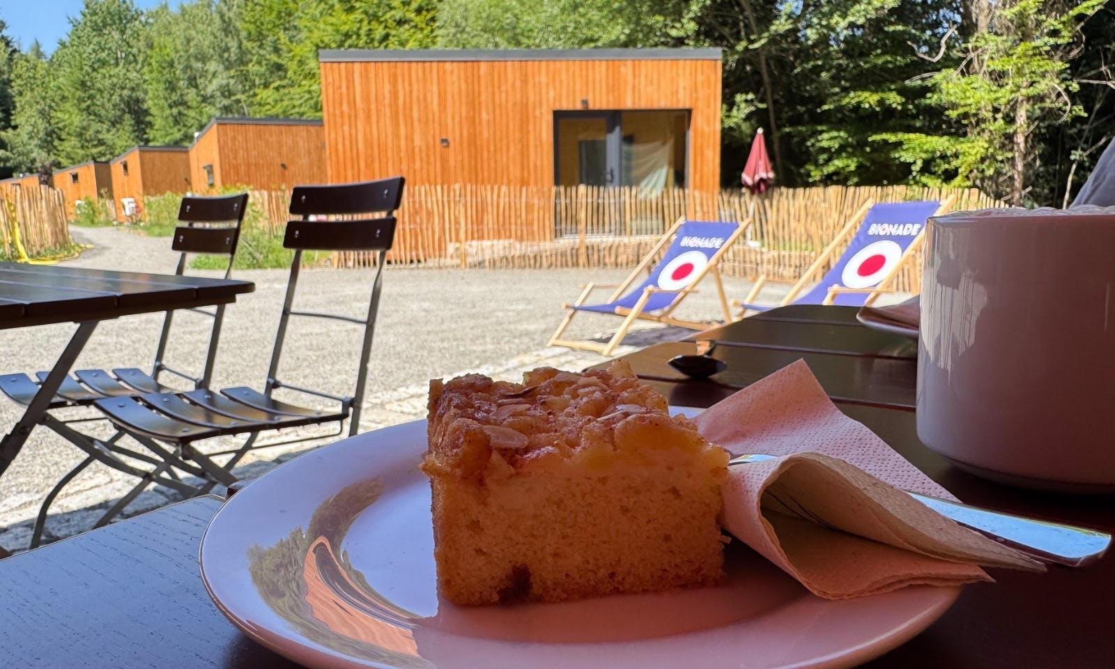 Kuchen auf der Außenterrasse im DOGGIA