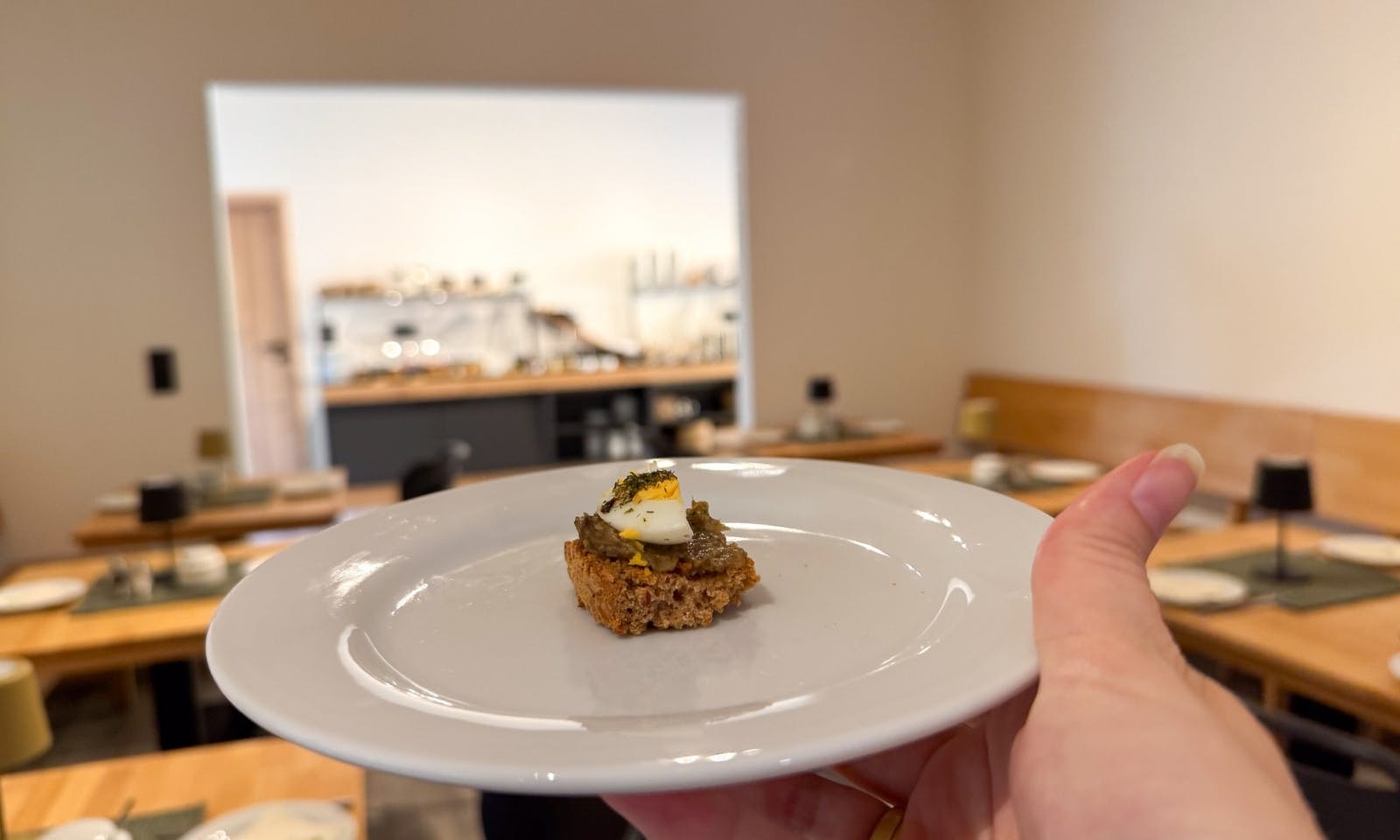 Ein Teller mit einem herzhaften Happen im DOGGIA