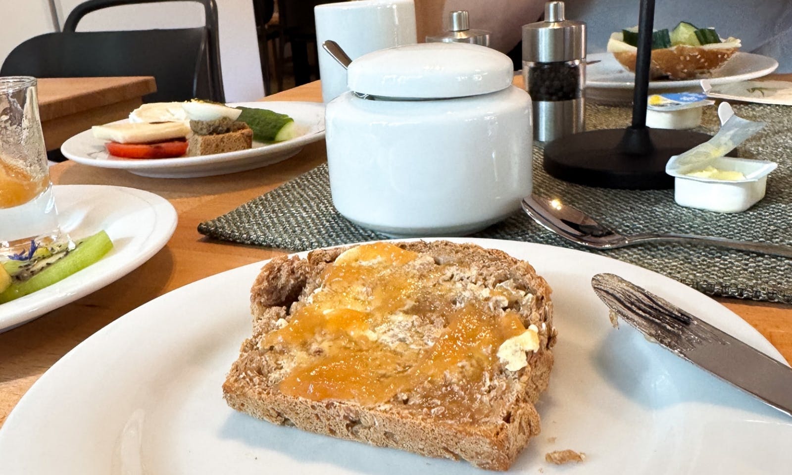 Brot mit Marmelade im DOGGIA