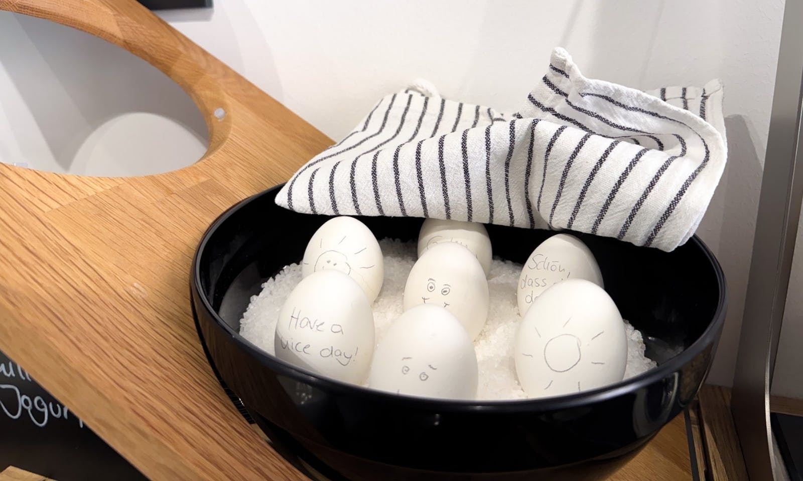 Eire am Frühstücksbuffet im DOGGIA