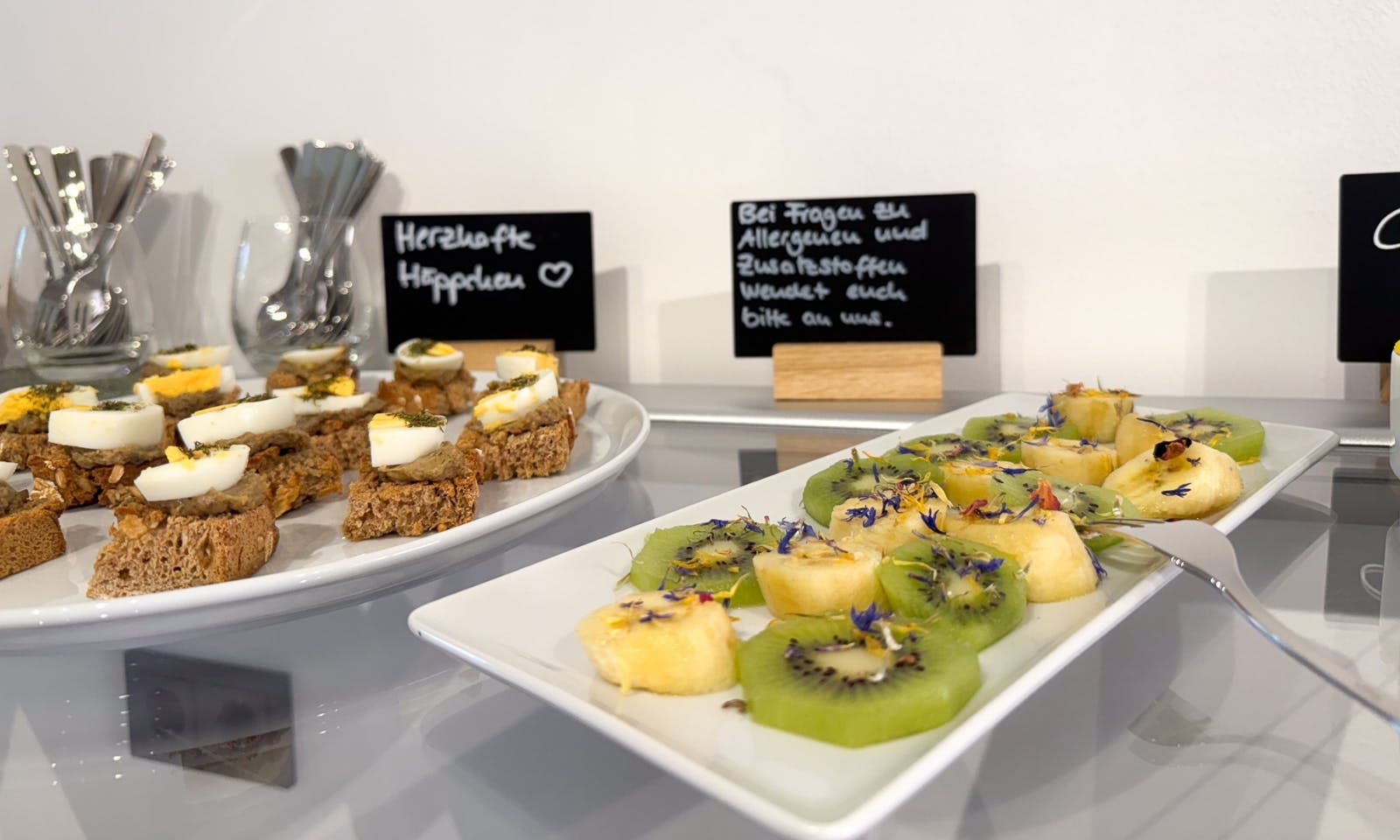 Herzhafte Happen und Obst am Frühstücksbuffet im DOGGIA