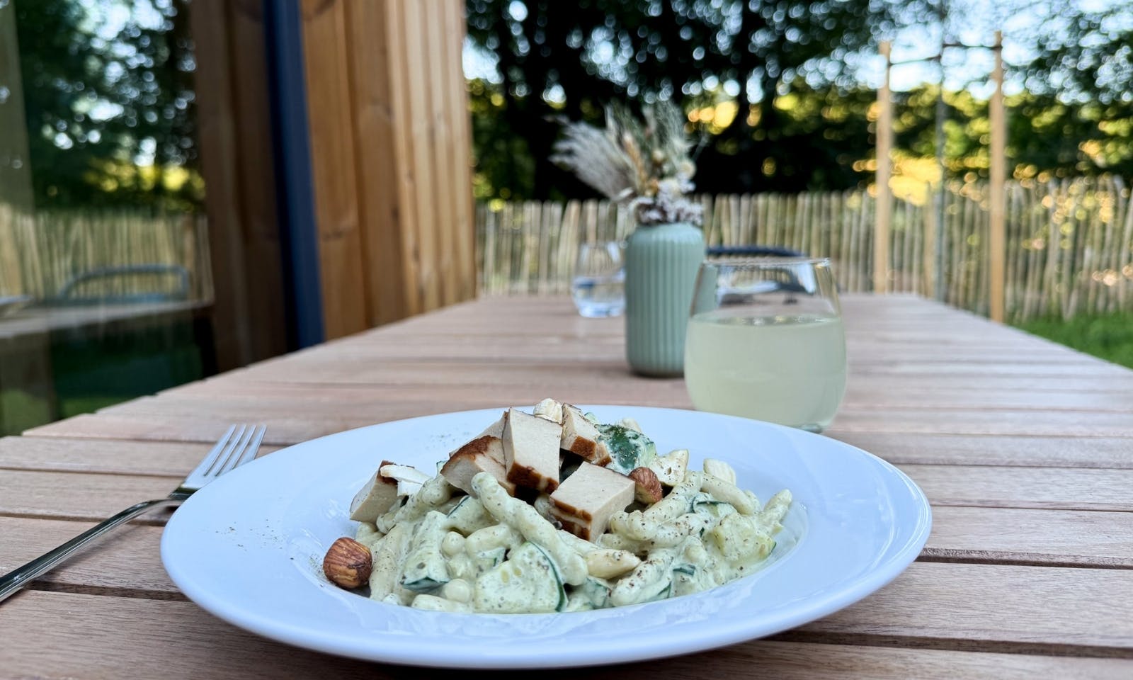 Ein Teller mit Nudeln und Tofu