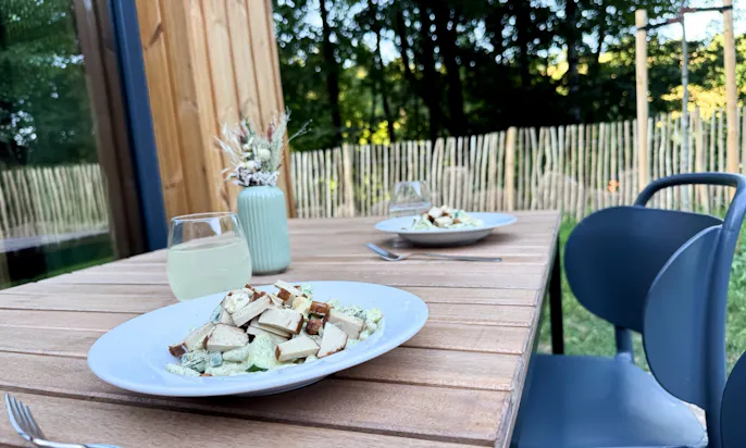 Teller auf einem Esstisch im Garten