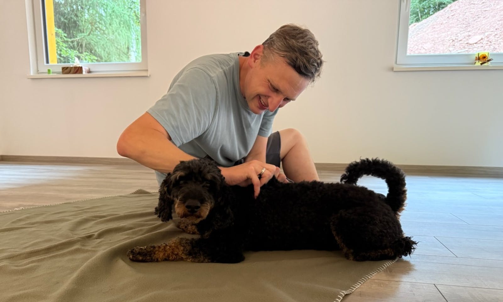 Ein Mann massiert einen Hund