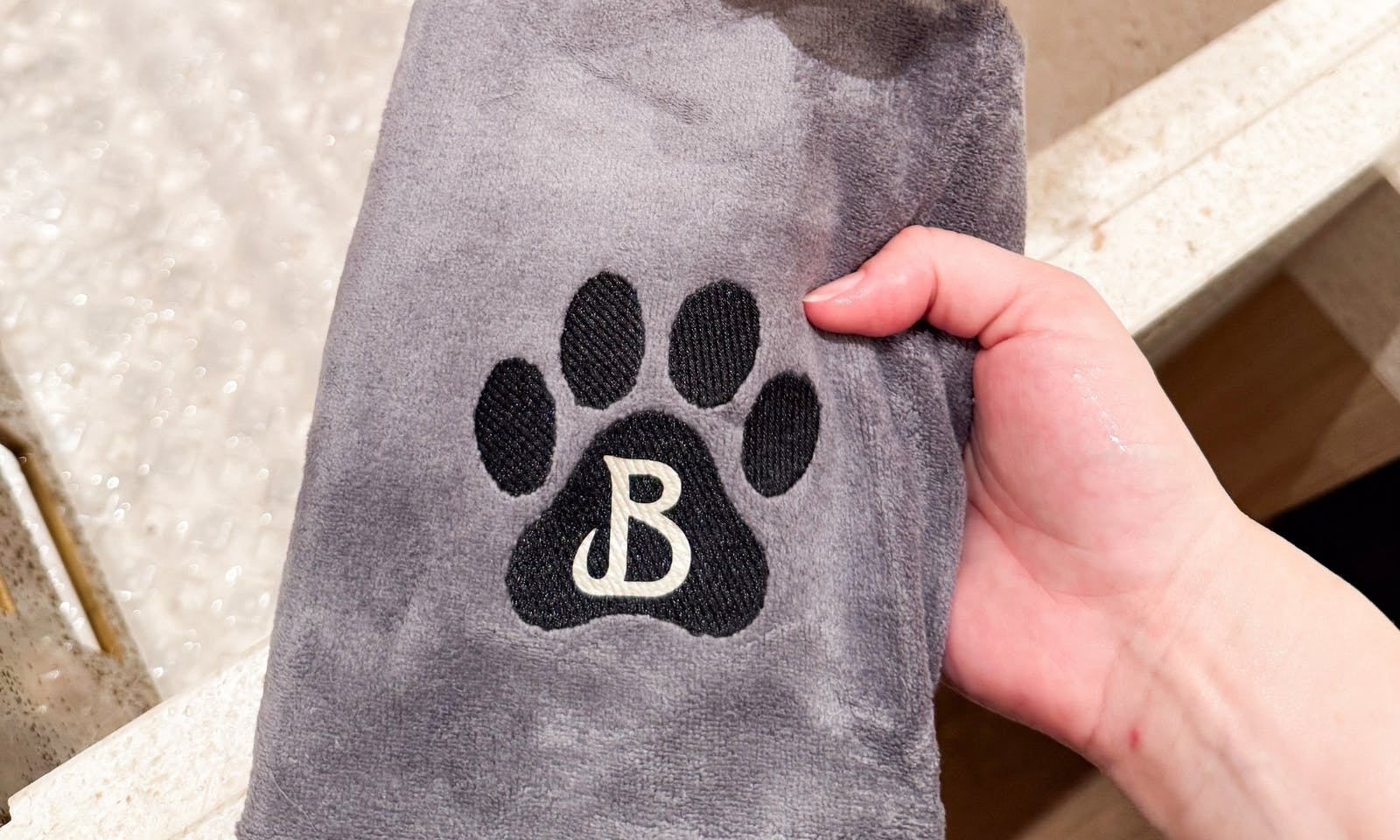 Gebrandete Handtücher im Hunde-Spa des Hotels Bergzeit in Österreich