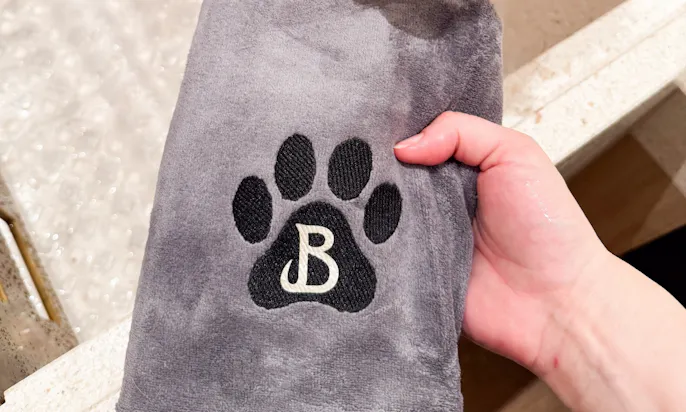 Gebrandete Handtücher im Hunde-Spa des Hotels Bergzeit in Österreich
