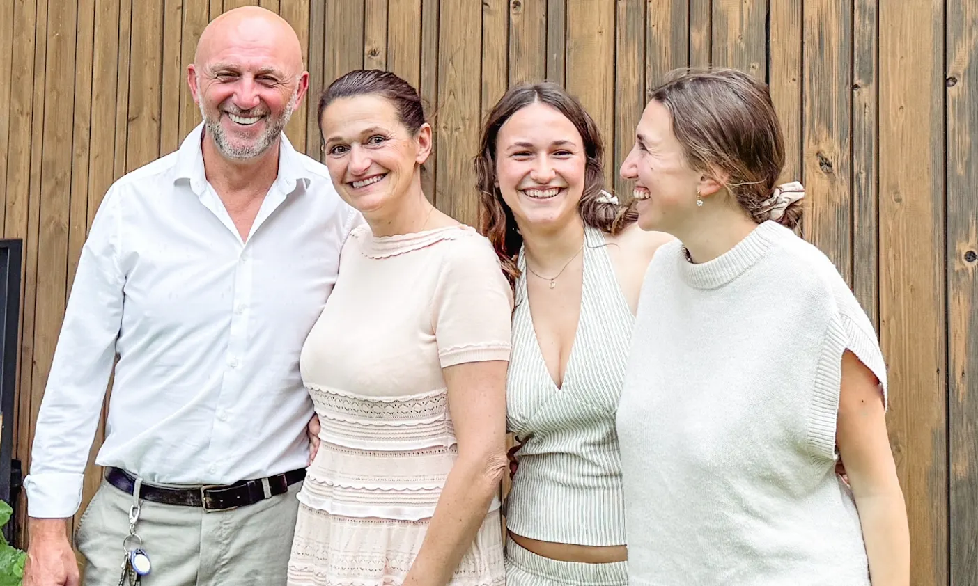Familie, die das Bergzeit Hotel in Österreich betreiben
