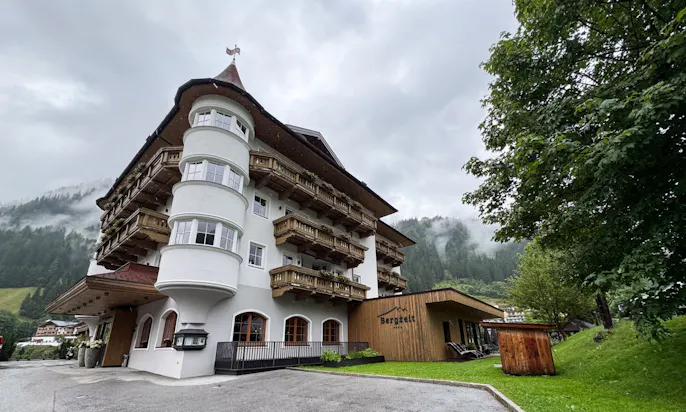 Vorderansicht des Bergzeit Hotels in Österreich