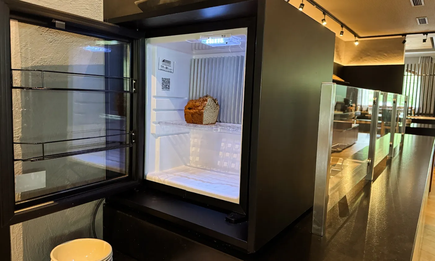 Kühlschrank mit Hundekuchen im Eingangsbereich des Hotels Bergzeit in Österreich