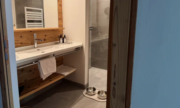 Badezimmer eines der Zimmer im Hotel Bergzeit in Österreich