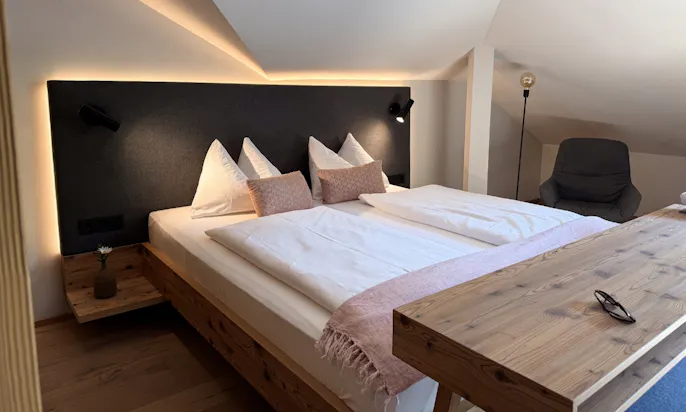 Schlafzimmer eines der Zimmer im Hotel Bergzeit in Österreich