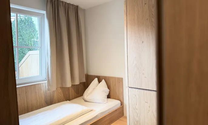 Zusätzlicher Schlafbereich in einem der Zimmer im Hotel Bergzeit in Österreich