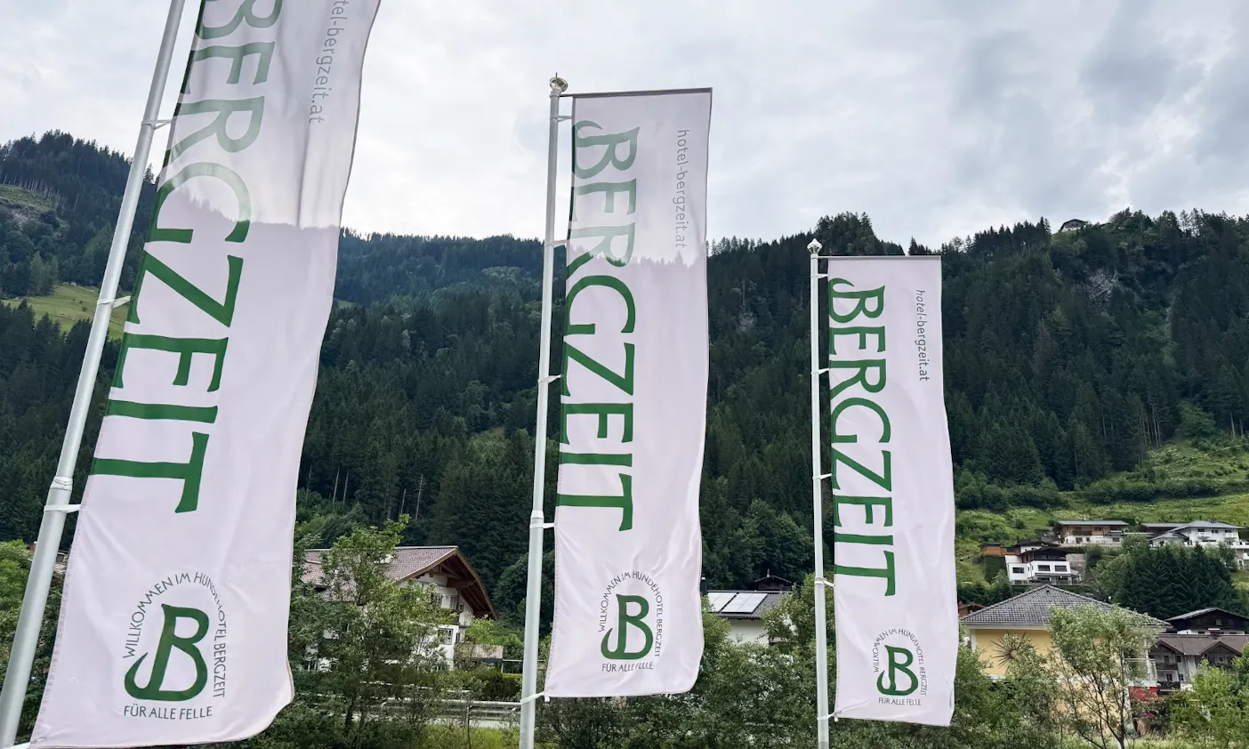 Fahnen mit dem Bergzeit Hotel in Österreich Logo
