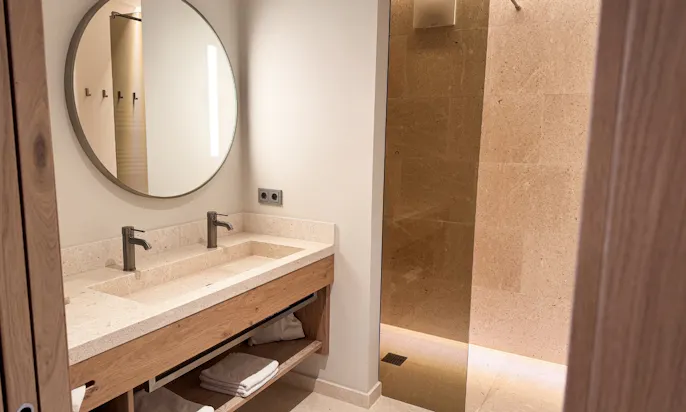 Badezimmer in einem der Zimmer im Hotel Bergzeit in Österreich