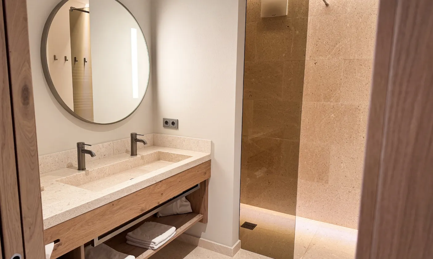 Badezimmer eines der Zimmer im Bergzeit Hotel in Österreich