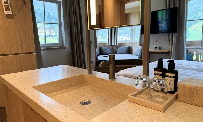 Badezimmer eines der Zimmer im Bergzeit Hotel in Österreich