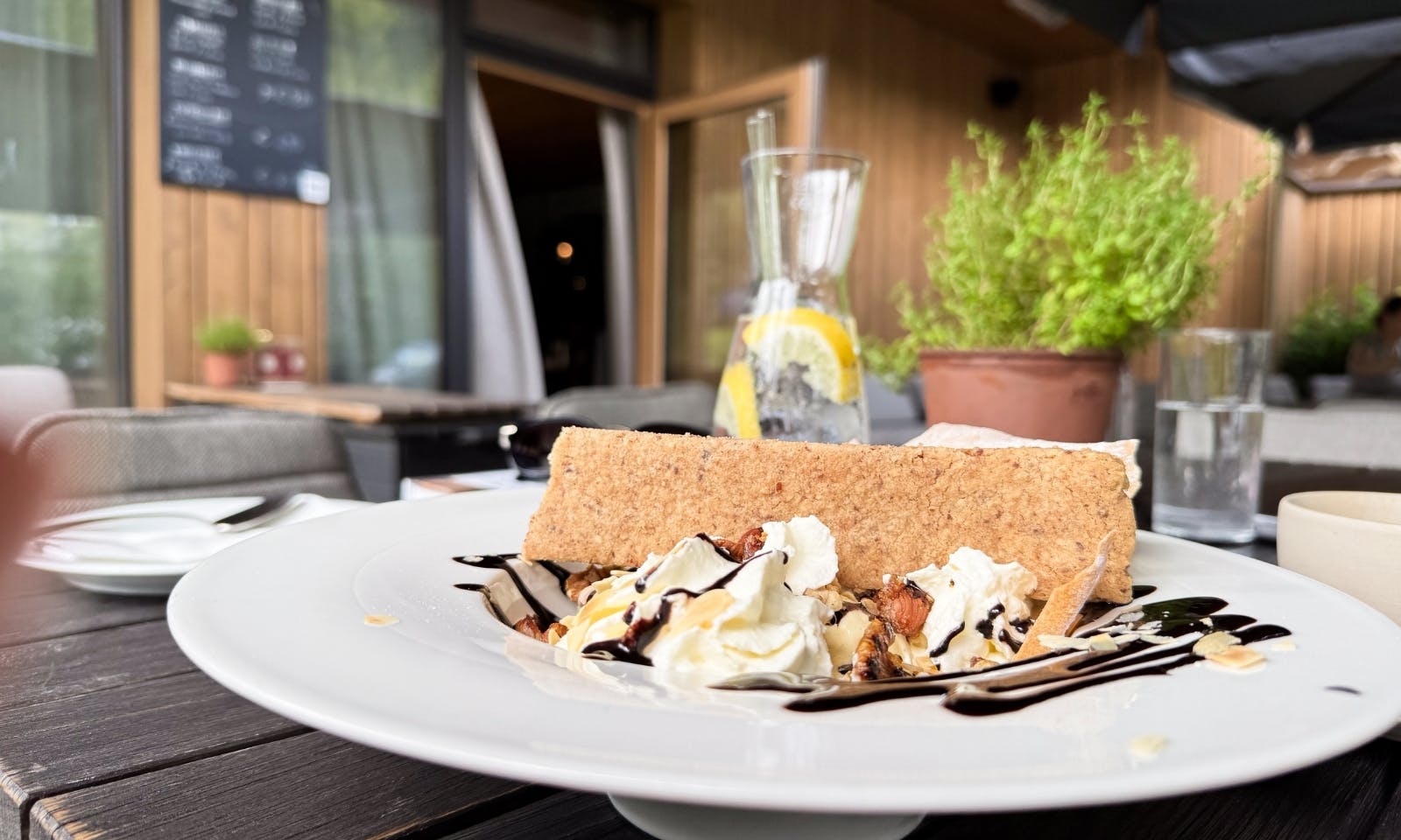 Eis im Außenbereich des Hotels Bergzeit in Österreich