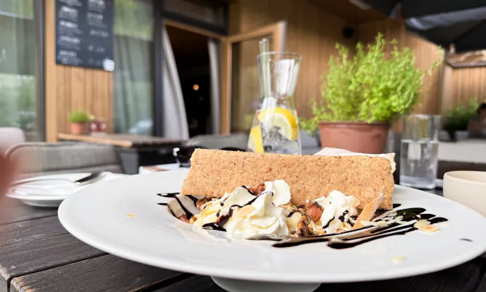 Eis im Außenbereich des Hotels Bergzeit in Österreich
