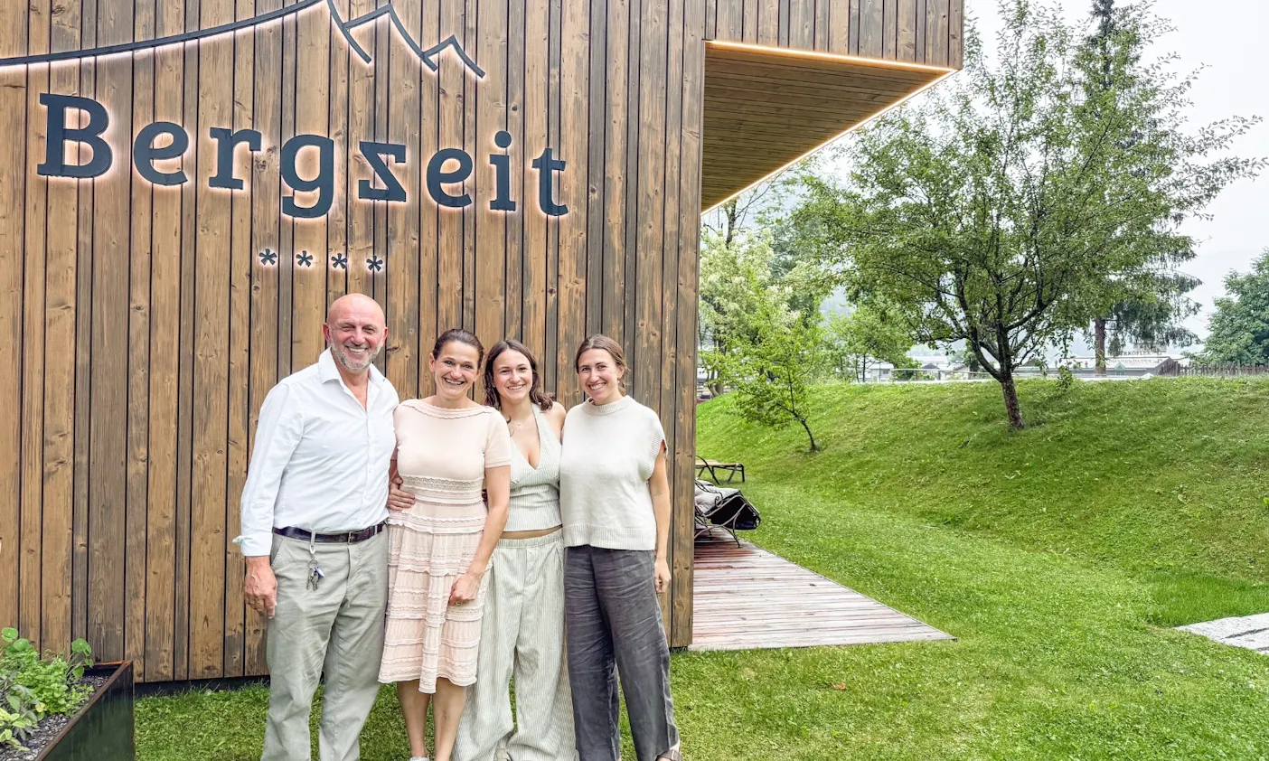 Familie die das Bergzeit Hotels in Österreich betreiben
