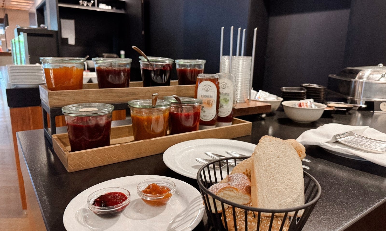 Marmeladen Auswahl am Frühstücksbuffet im Hotel Bergzeit in Österreich