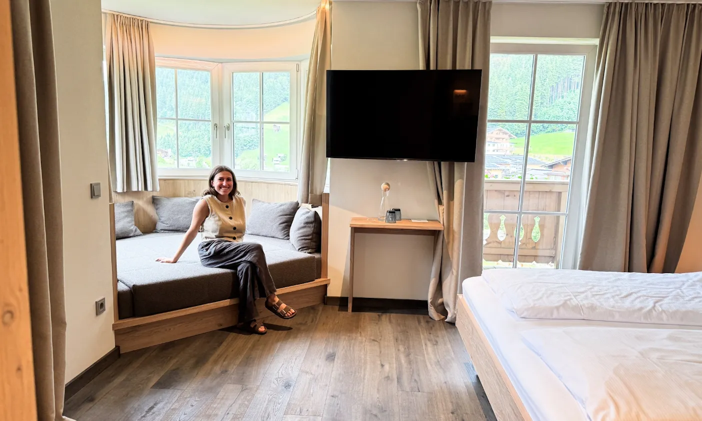 Gloria in einem der Zimmer des Bergzeit Hotels in Österreich