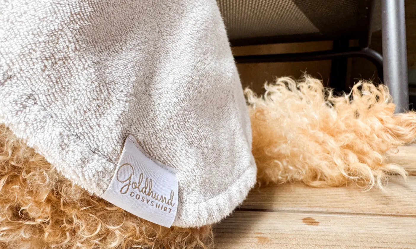 Grauer Hundebademantel von der Firma Goldhund