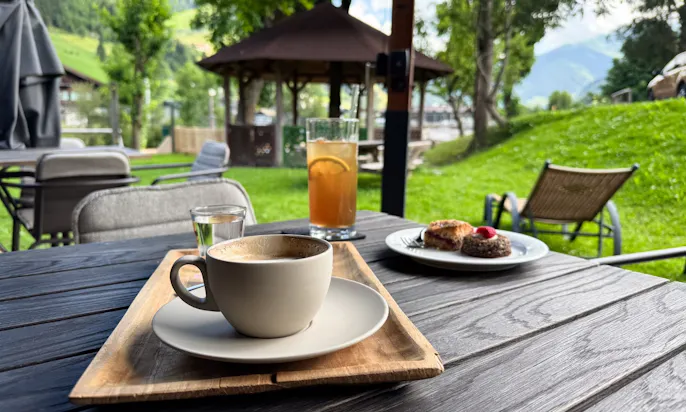Kaffee und Kuchen im Außenbereich des Hotels Bergzeit in Österreich