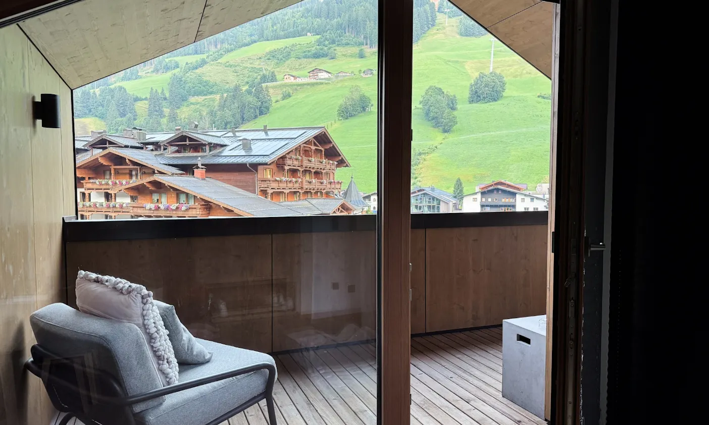 Terrasse eines der Zimmer im Hotel Bergzeit in Österreich