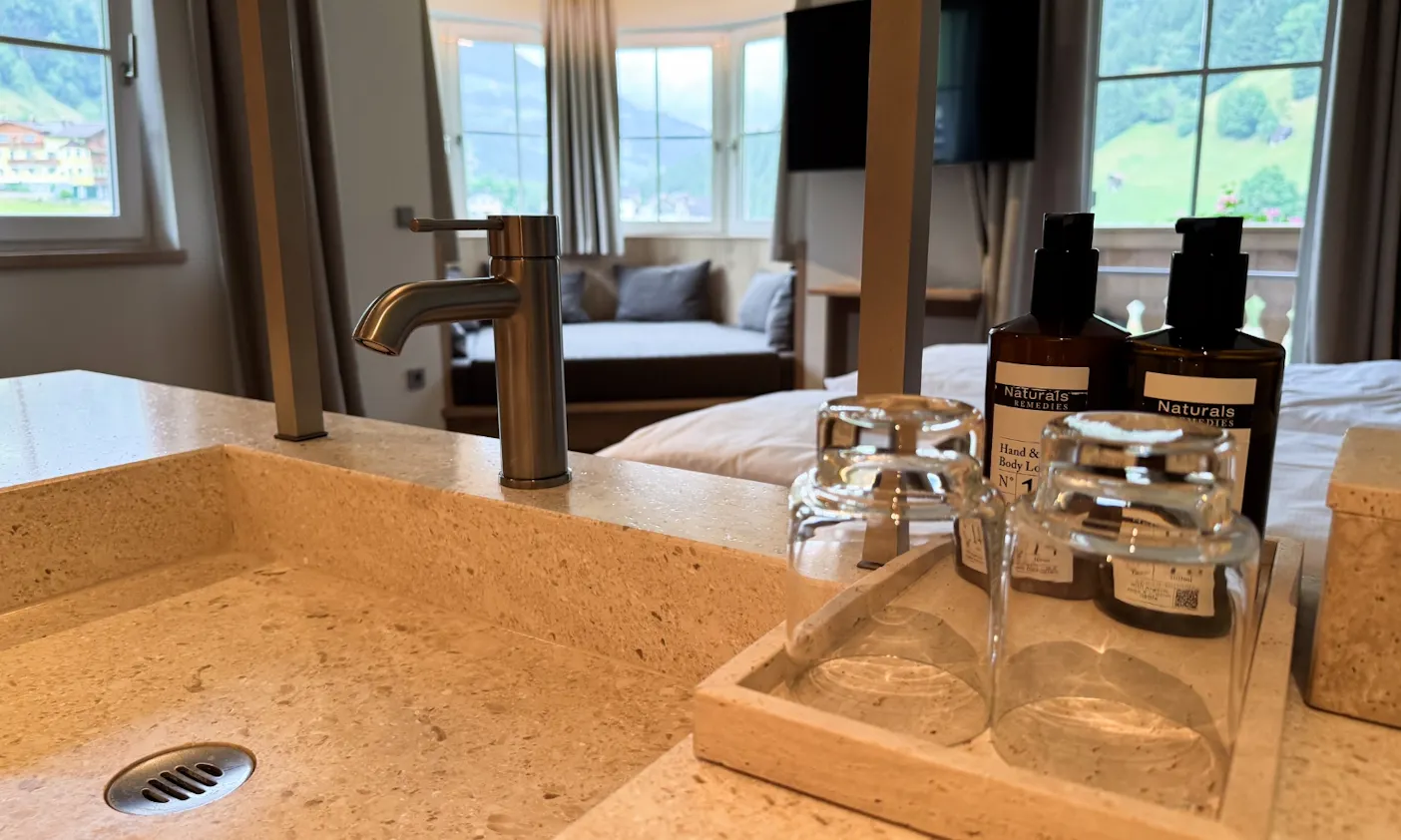 Waschbecken in der Bergzeit Suite im Hotel Bergzeit in Österreich