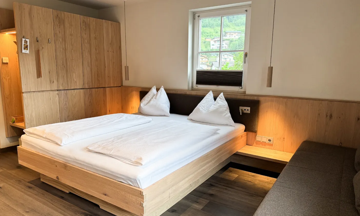 Bett in einem der Zimmer im Hotel Bergzeit in Österreich