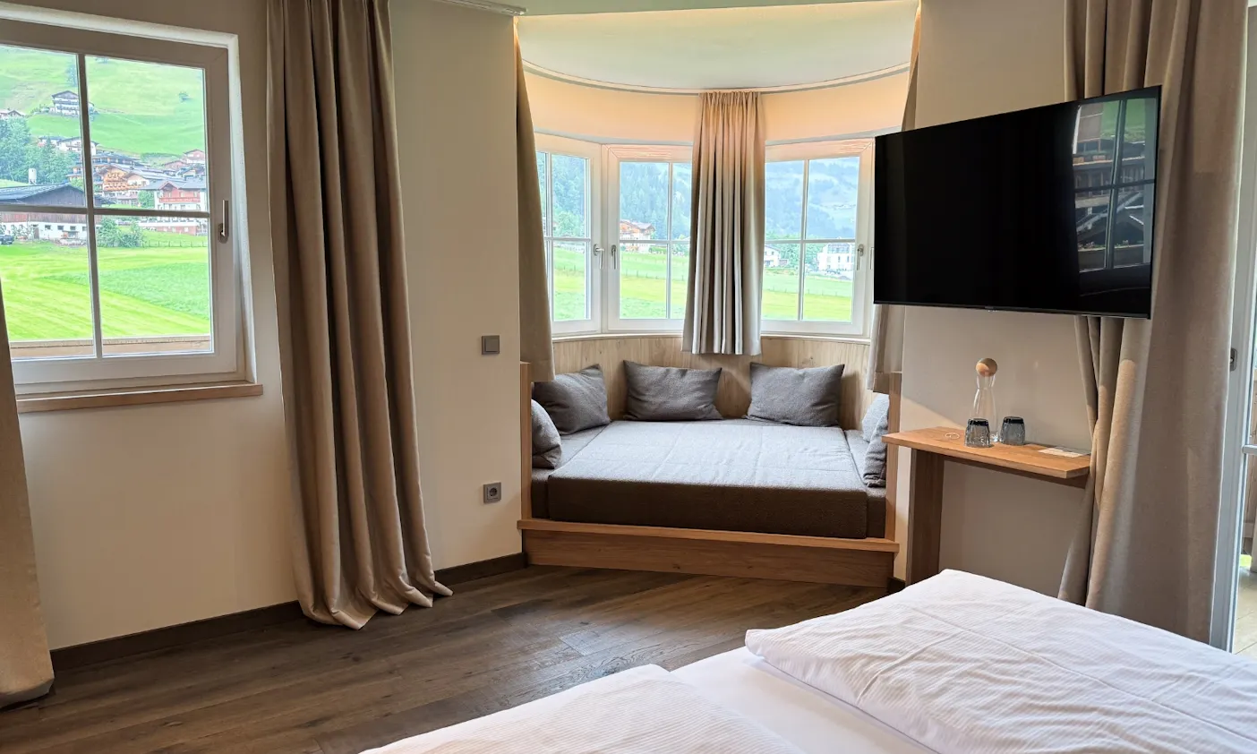 Schlafbereich in der Bergzeit Suite im Hotel Bergzeit in Österreich