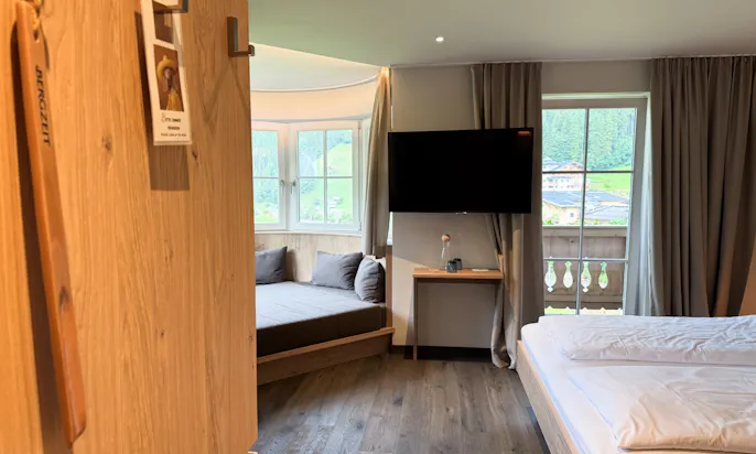 Schlafbereich in der Bergzeit Suite im Hotel Bergzeit in Österreich