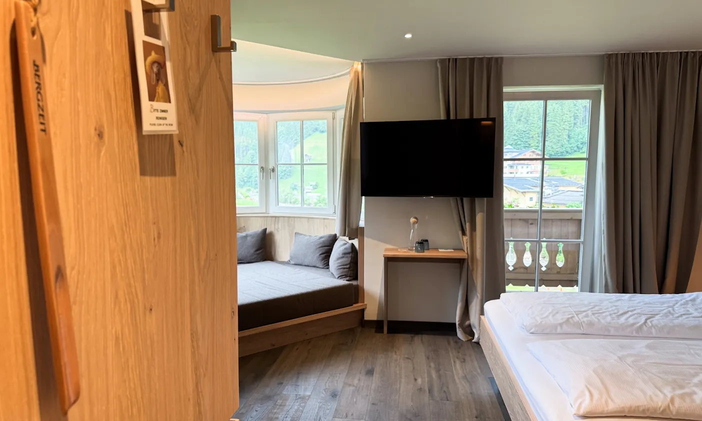 Schlafzimmer eines Zimmers im Bergzeit Hotel in Österreich