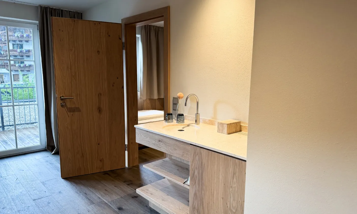 Waschbecken in einem der Zimmer im Hotel Bergzeit in Österreich