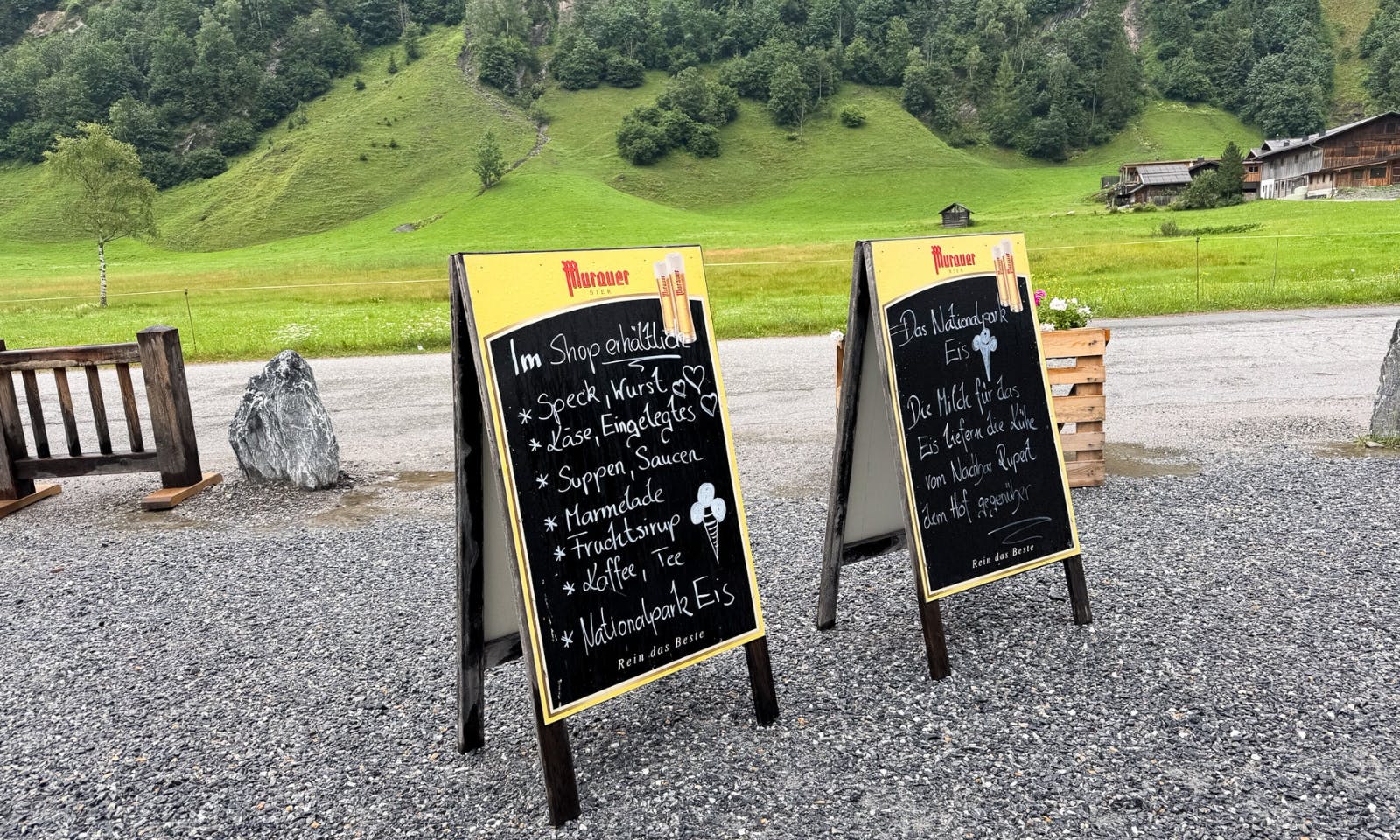 Zwei Schilder mit Produkten, die es im Selbstbedienungsladen am Talwirt gibt
