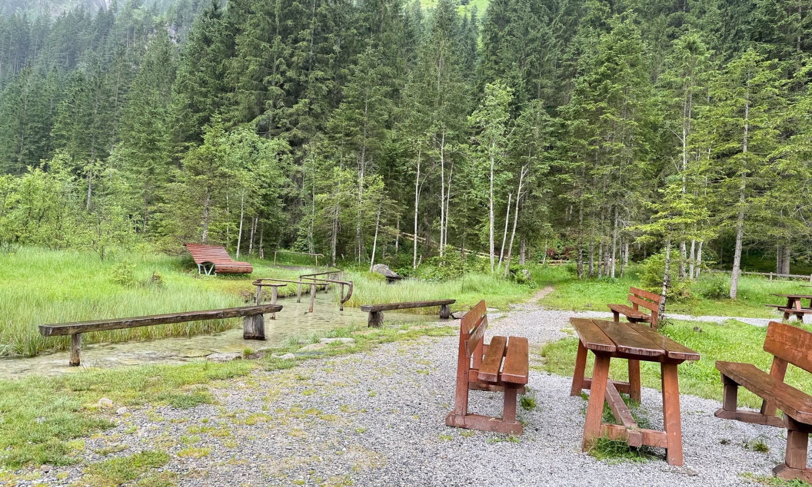 Bänke und Tische an der Natur-Kneipp-Anlage am Hüttschlag-See
