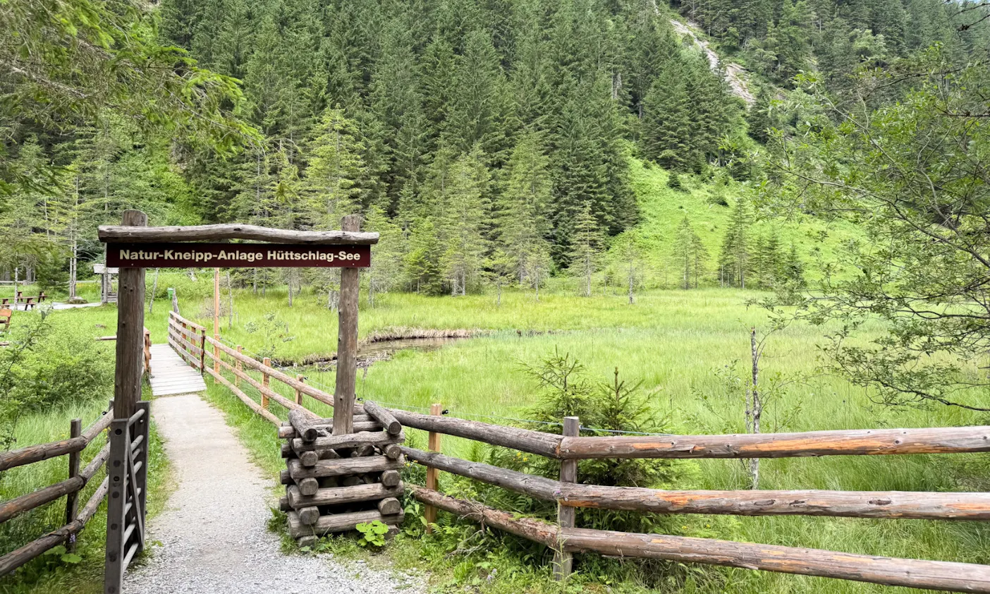 Eingang zur Natur-Kneipp-Anlage am Hüttschlag-See