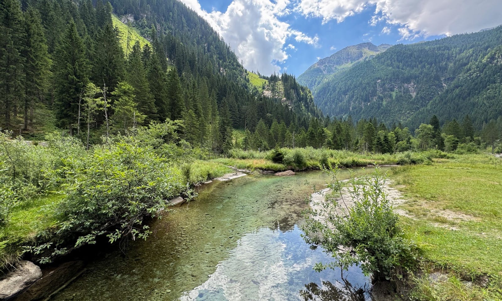Blick auf den Bach am Ötzlsee