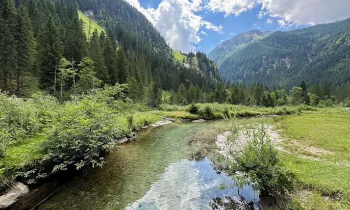 Blick auf den Bach am Ötzlsee